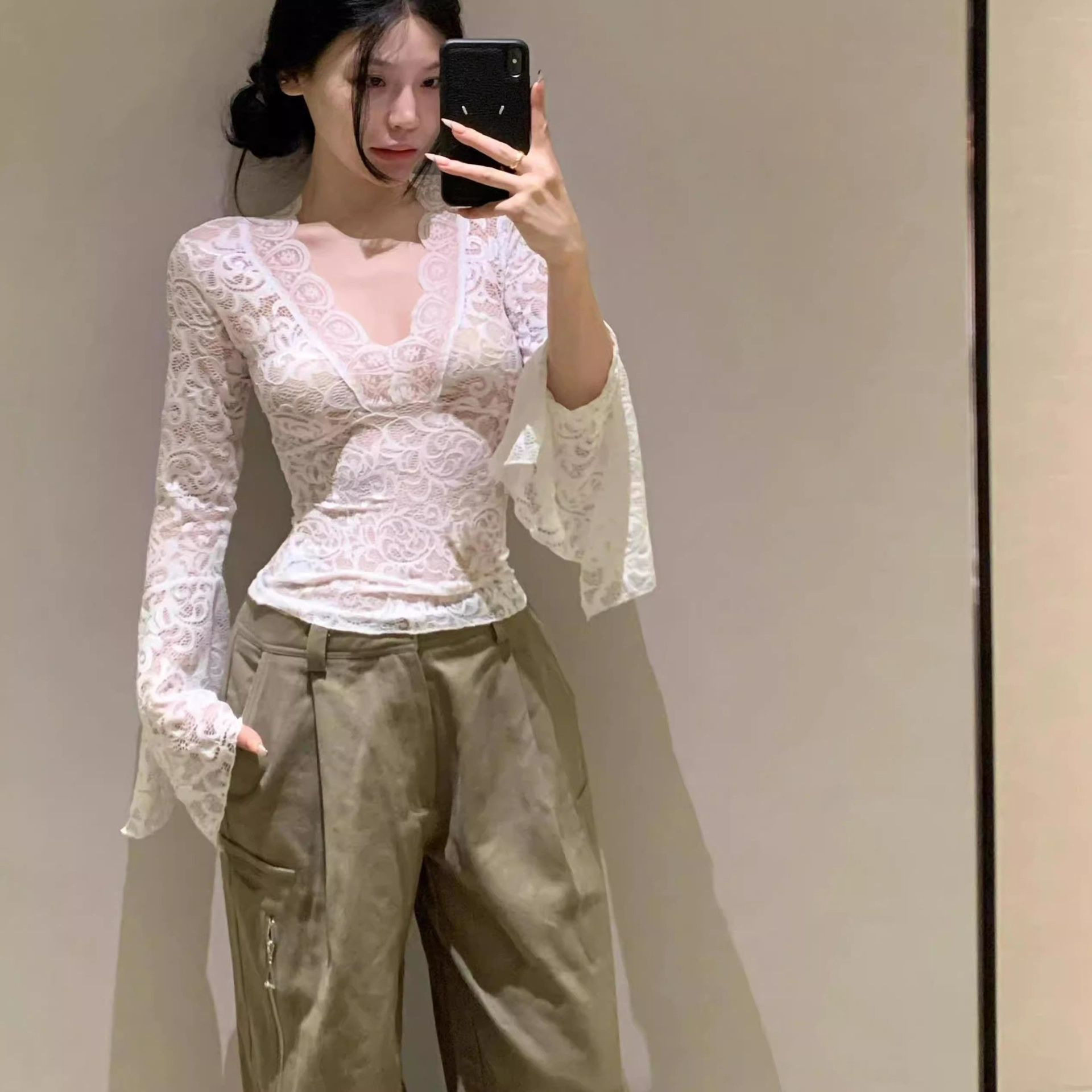 纯欲性感V领蕾丝白色打底衫女秋冬内搭独特别致辣妹喇叭长袖上衣
