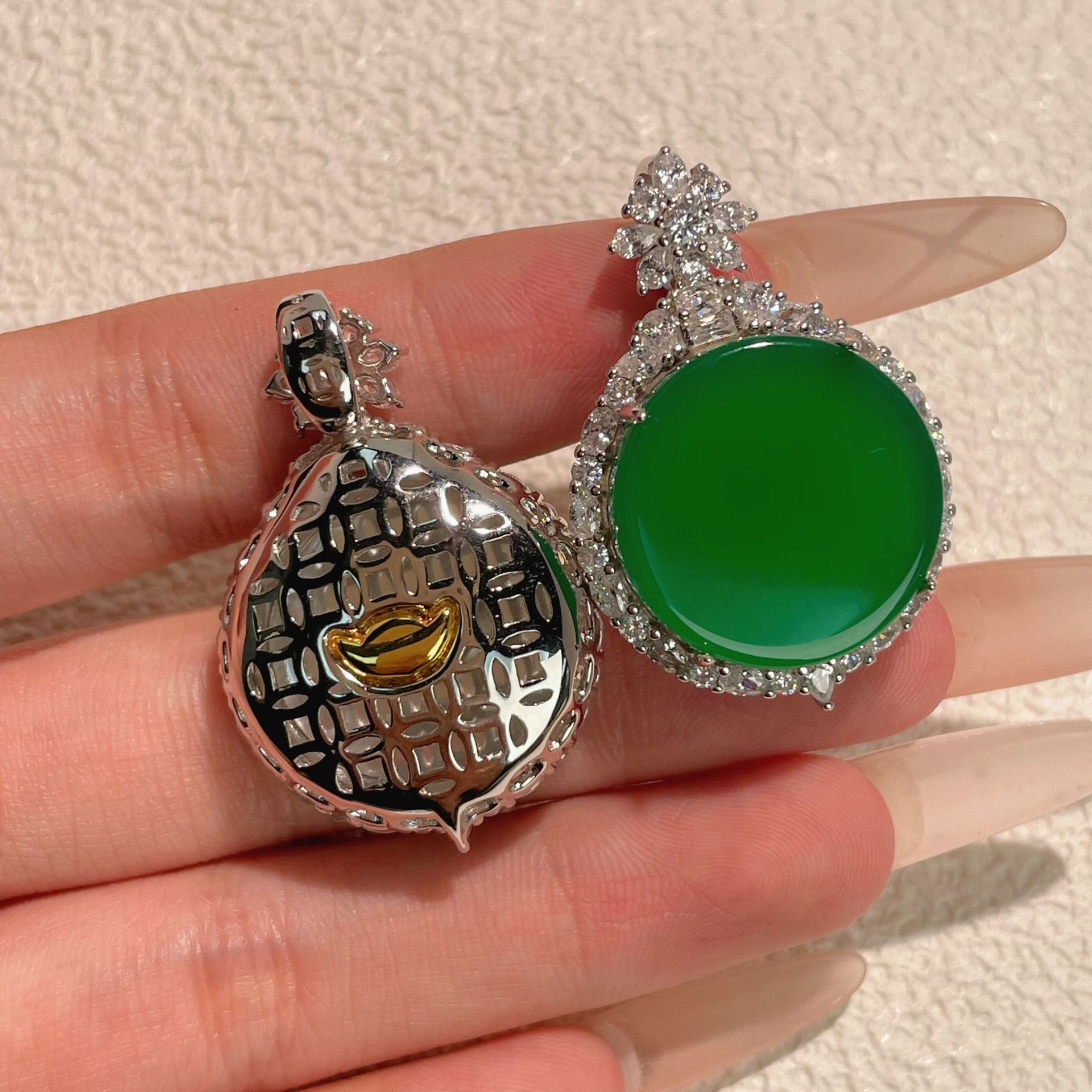 s925纯银首饰天然冰绿玉髓圆形平安无事牌吊坠翡翠绿色女挂坠项链