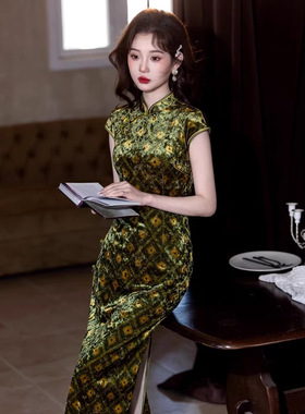 2026新款绿色丝绒旗袍无袖2026年新款微胖端走秀新中式国风级感