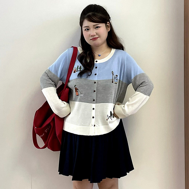 大码女装气质圆领撞色长袖外套2026春款胖mm宽松刺绣针织开衫女潮