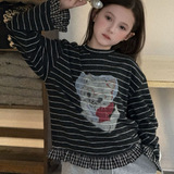 黑色条纹上衣+灰色裤子