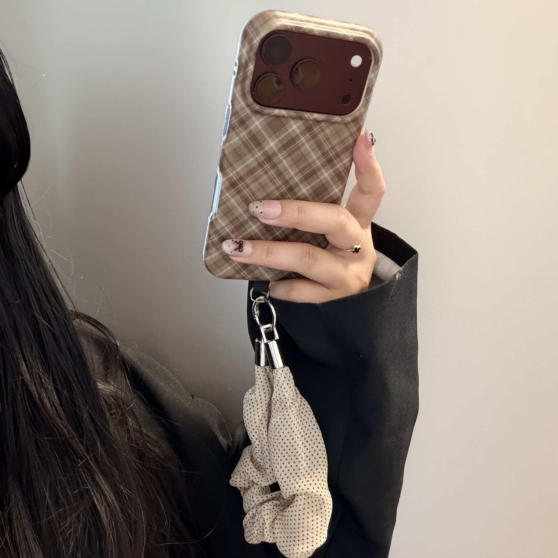 ins韩系棕色格纹磨砂适用iPhone18promax手机壳17pro丝巾15挂绳16