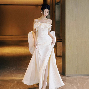 森系超仙轻婚纱法式 简约复古缎面抹胸气质出门纱级感订婚礼服裙