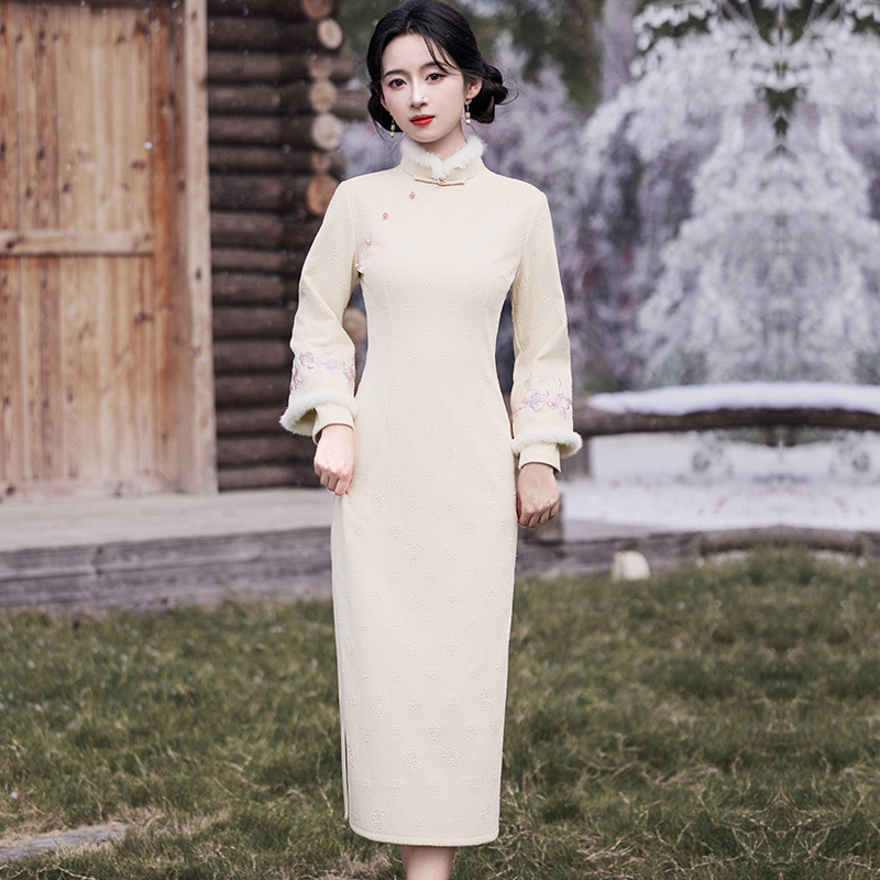 新式旗袍2025秋冬款中国风优雅气质长款灯芯绒压花显瘦日常修身连