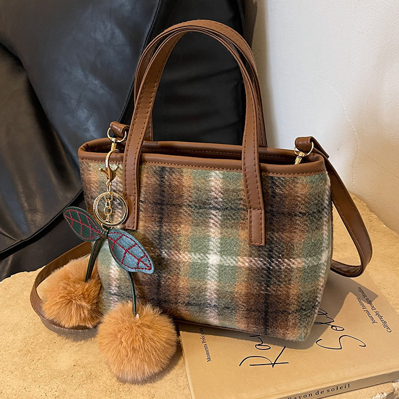 出门上班小拎卖菜包遛弯