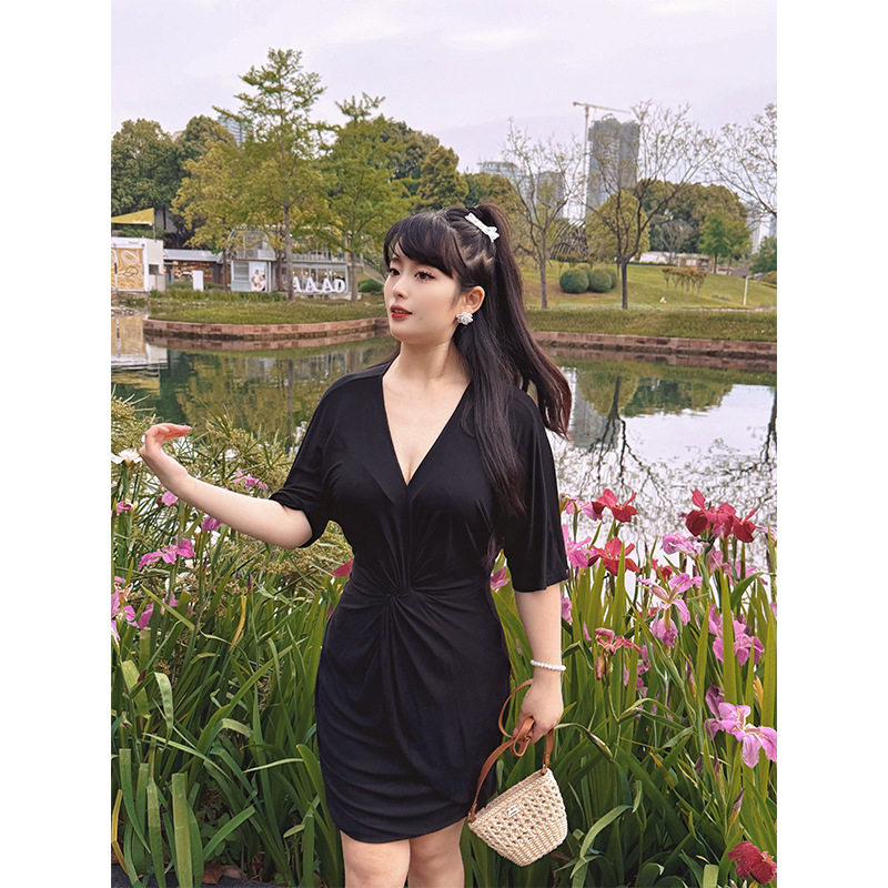 大小思 胖MM级感黑色半袖扭结裙女夏季2025新款收腰大码连衣裙