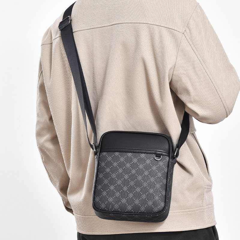 户外出行休闲男士单肩斜挎包轻便防水便携放手机充电宝横款小方包