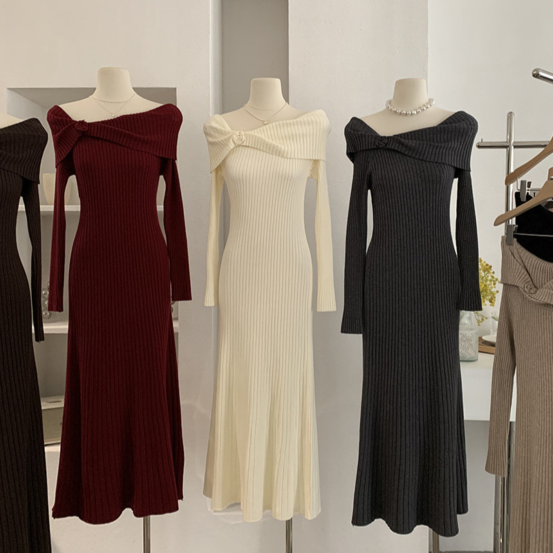 欧玛莱 一字领露肩纯色修身显瘦长袖针织连衣裙复古打底长裙 5524