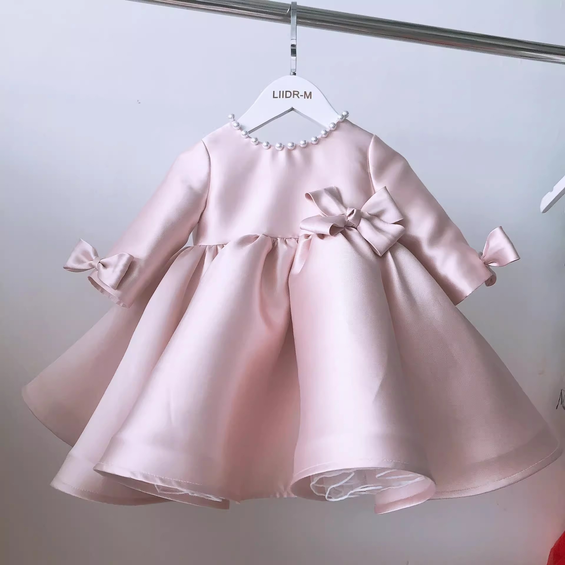 粉色连衣裙蝴蝶结礼服