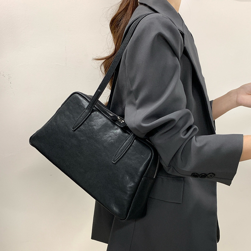 真皮肩包女托特包2025新款植鞣牛皮大容量复古波士顿保龄球包包