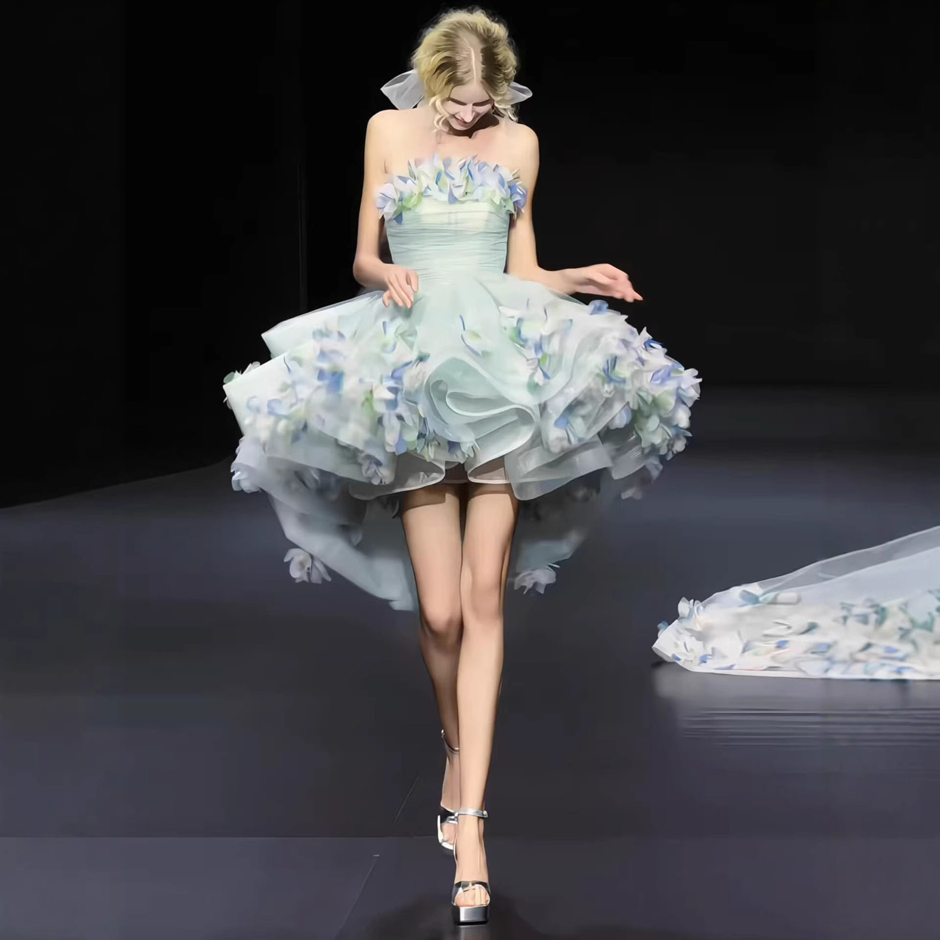 重工新娘晨袍甜美抹胸花朵晚礼服女宴会仙气公主风蓬蓬裙2026新款