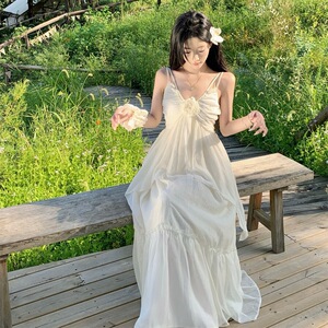 夏日度假烧花胸针感连衣裙神女白色吊带裙针织面料修身型纯色