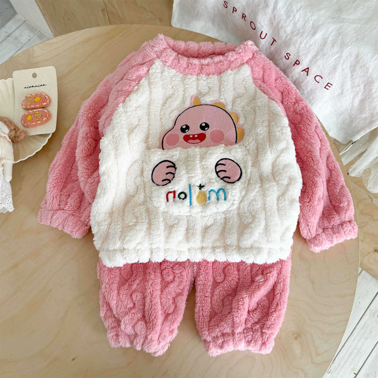 冬季儿童法兰绒睡衣加厚保暖女童珊瑚绒可爱家居服冬天套装潮