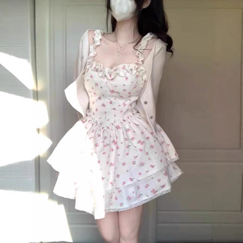 法式奶乖碎花吊带连衣裙女早春夏级感短裙别致收腰奶甜裙子温柔
