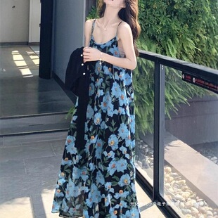 海边度假蓝色碎花吊带连衣裙女2025春夏针织衫 新款 气质雪纺沙滩裙