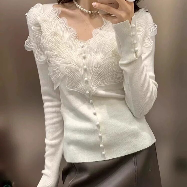 26法式立体蕾丝花瓣V领羊毛打底衫女冬季名媛风修身针织内搭上衣