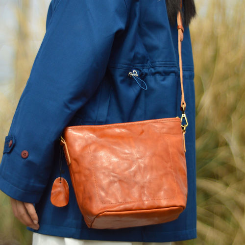 山系小众日系植鞣牛皮手抓纹水桶包斜挎包 轻量便携手机小挎包新