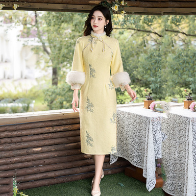 黄色刺绣加绒加厚冬装国风中式长款长袖改良旗袍年轻款女复古冬季