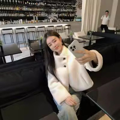 2025年新短款外套上衣女小个子海宁羊羔毛秋冬加厚多巴胺外套女款