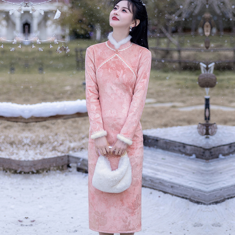 新式旗袍2025秋冬款中国风优雅气质长款丝绒压花显瘦日常修身连衣