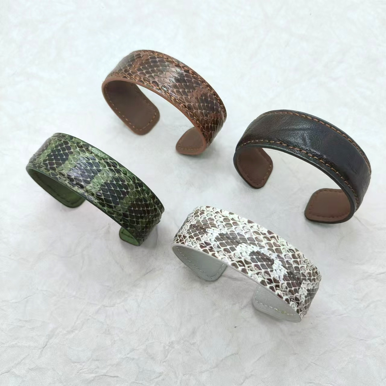 小众设计真皮宽版手镯个性百搭气质复古蛇皮纹轻奢高级感时尚手环