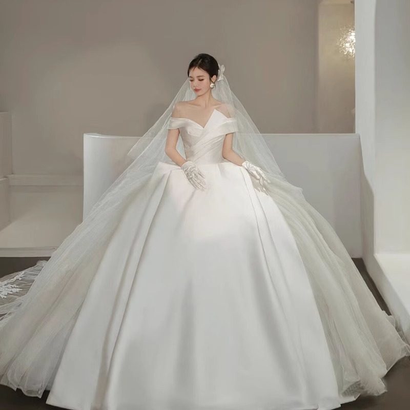 一字肩轻婚纱礼服长裙高腰新娘级缎面白色主纱法式重工奢华拖尾