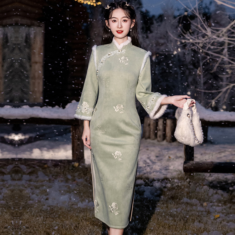 新式旗袍2025秋冬款中国风优雅气质长款麂皮绒显瘦日常修身连衣裙