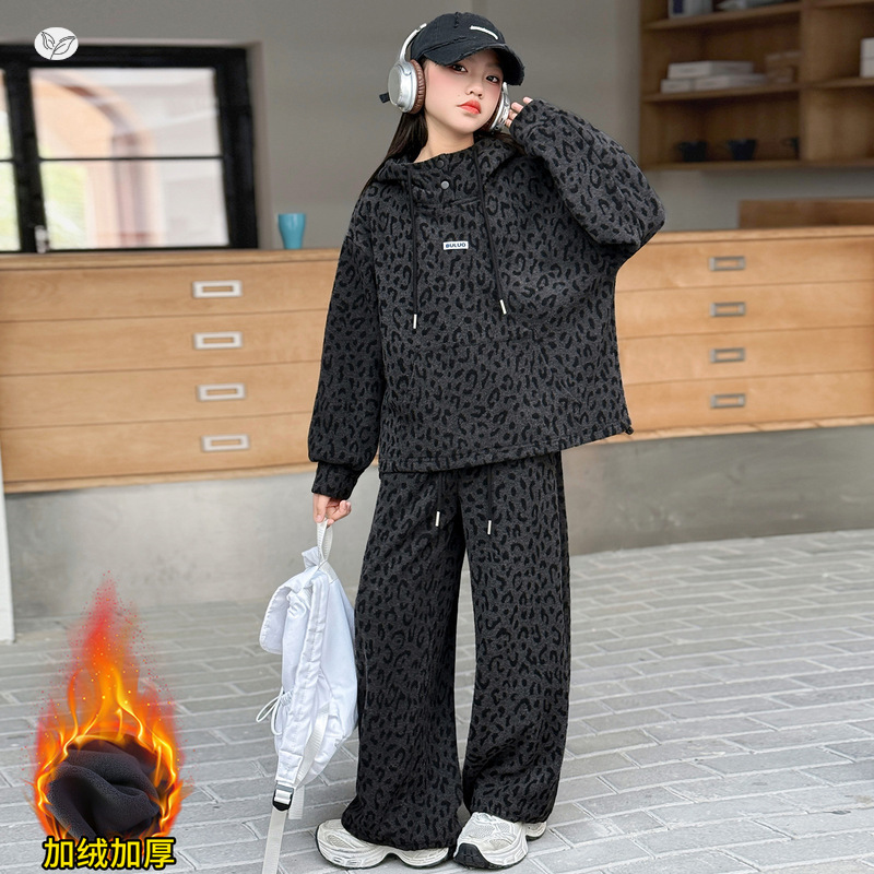 女童加绒加厚豹纹套装2025年秋冬新款中大童连帽卫衣阔腿裤两件套，童装休闲套装，祺儿童装