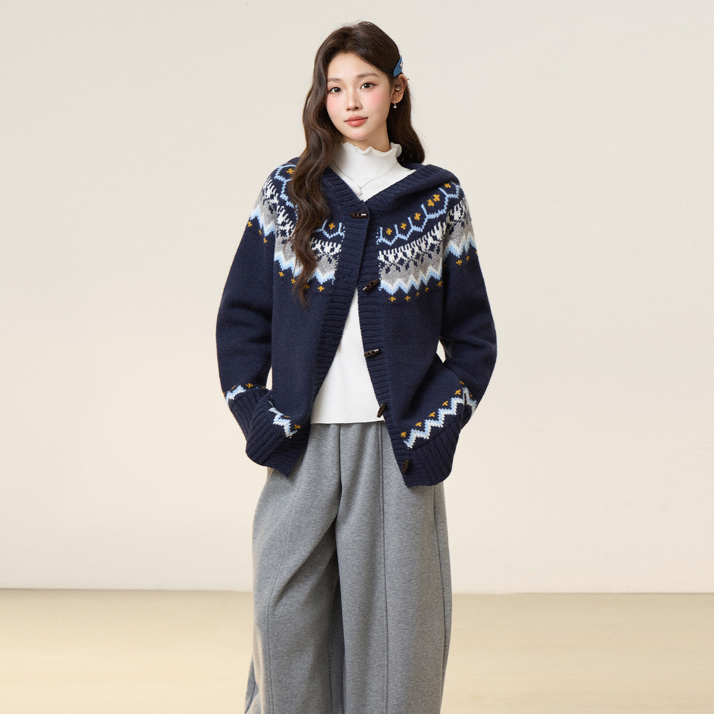 费尔岛藏蓝连帽针织开衫毛衣女2025秋冬新款慵懒风牛角扣上衣外套