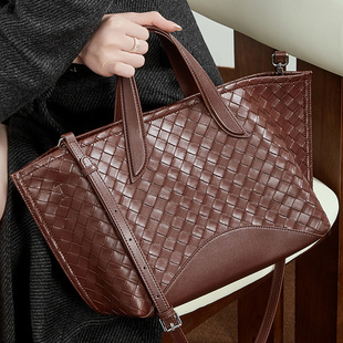 超火小众不撞款真皮编织托特包新款通勤百搭大容量质感手提斜跨包