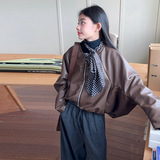 咖色外套+黑色毛衣+灰色灯笼裤