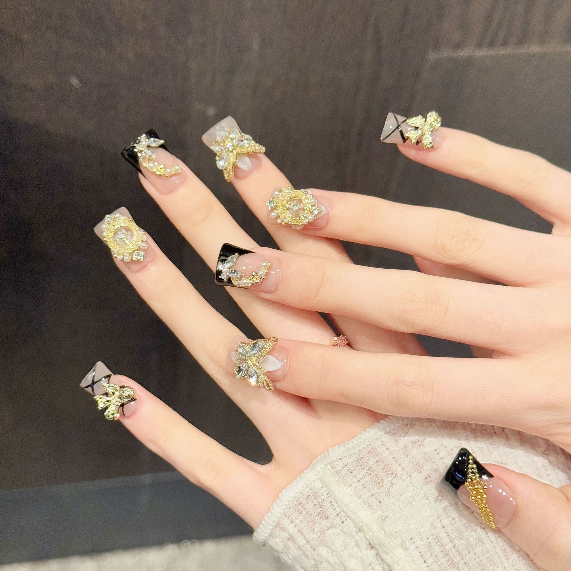 奢金蝶语黑金撞色蝴蝶钻饰轻奢宫廷风假指甲手工美甲贴片