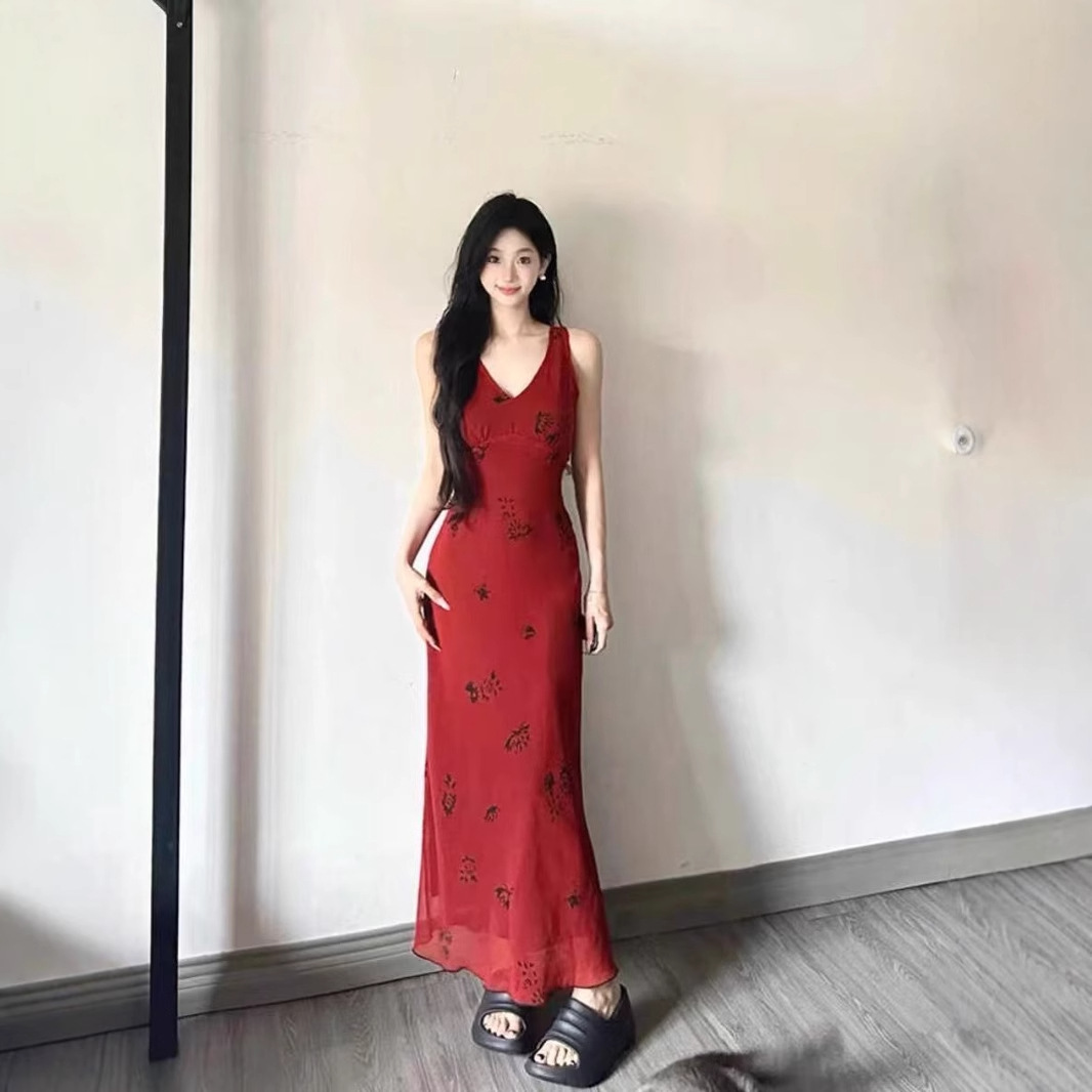 复古红色v领吊带连衣裙女夏季新款纯欲风收腰包臀裙气质长裙