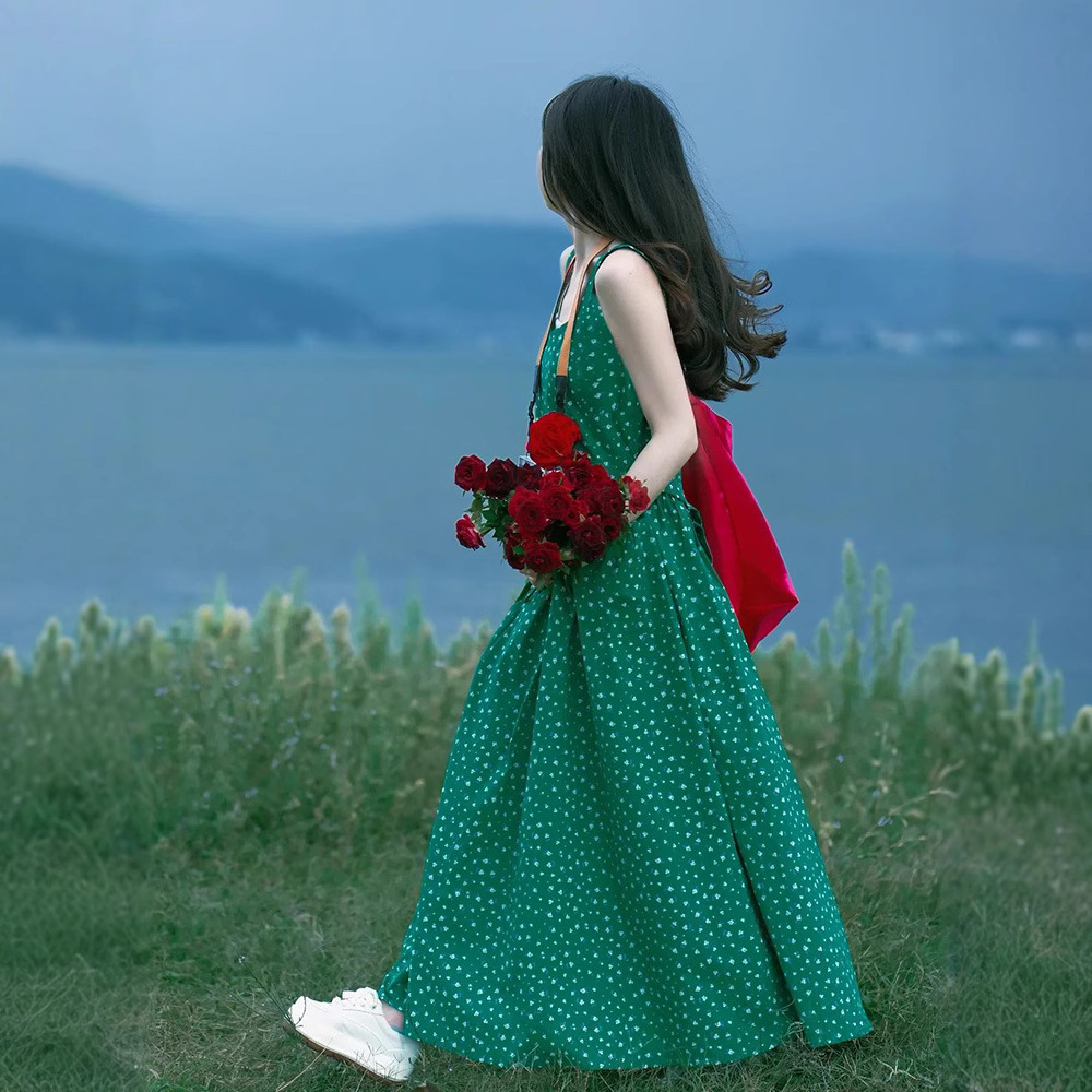 法式绿色碎花吊带连衣裙女2025夏季新款海边度假风收腰无袖长裙子