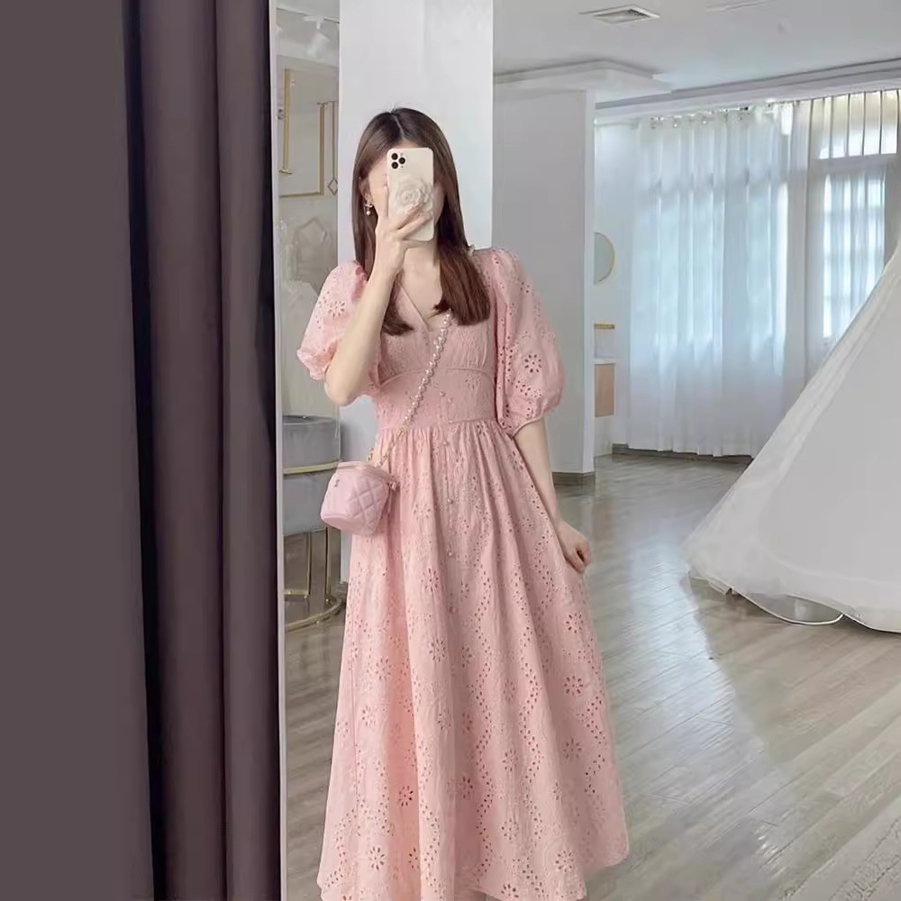 法式温柔风泡泡袖仙女长裙2025夏季气质显瘦镂空蕾丝粉色连衣裙女