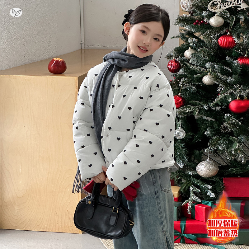 女童加厚棉服2025年冬季新款满印爱心保暖短款棉衣中大童休闲外套，童装棉衣，祺儿童装