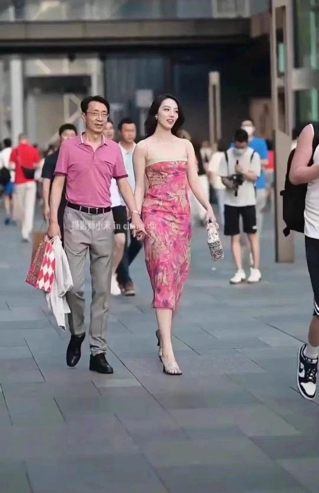 美女街拍夏季新款名媛网红同款收腰显瘦法式碎花缎面吊带连衣裙女