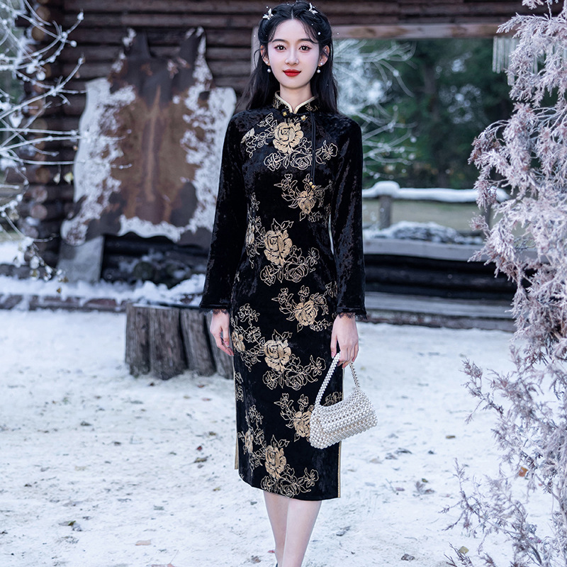 新式旗袍2025秋冬款中国风优雅气质长款丝绒绣花显瘦日常修身连衣