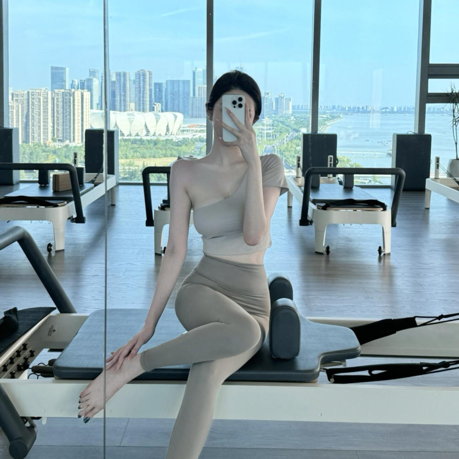 辣妹气质修身显瘦斜肩背心女夏新款小心机纯欲风短款露腰针织上衣