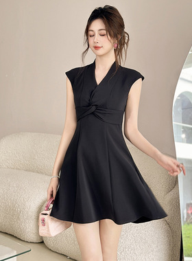 2025夏季新款女装法式扭结V领收腰连衣裙小个子赫本风小黑裙21860