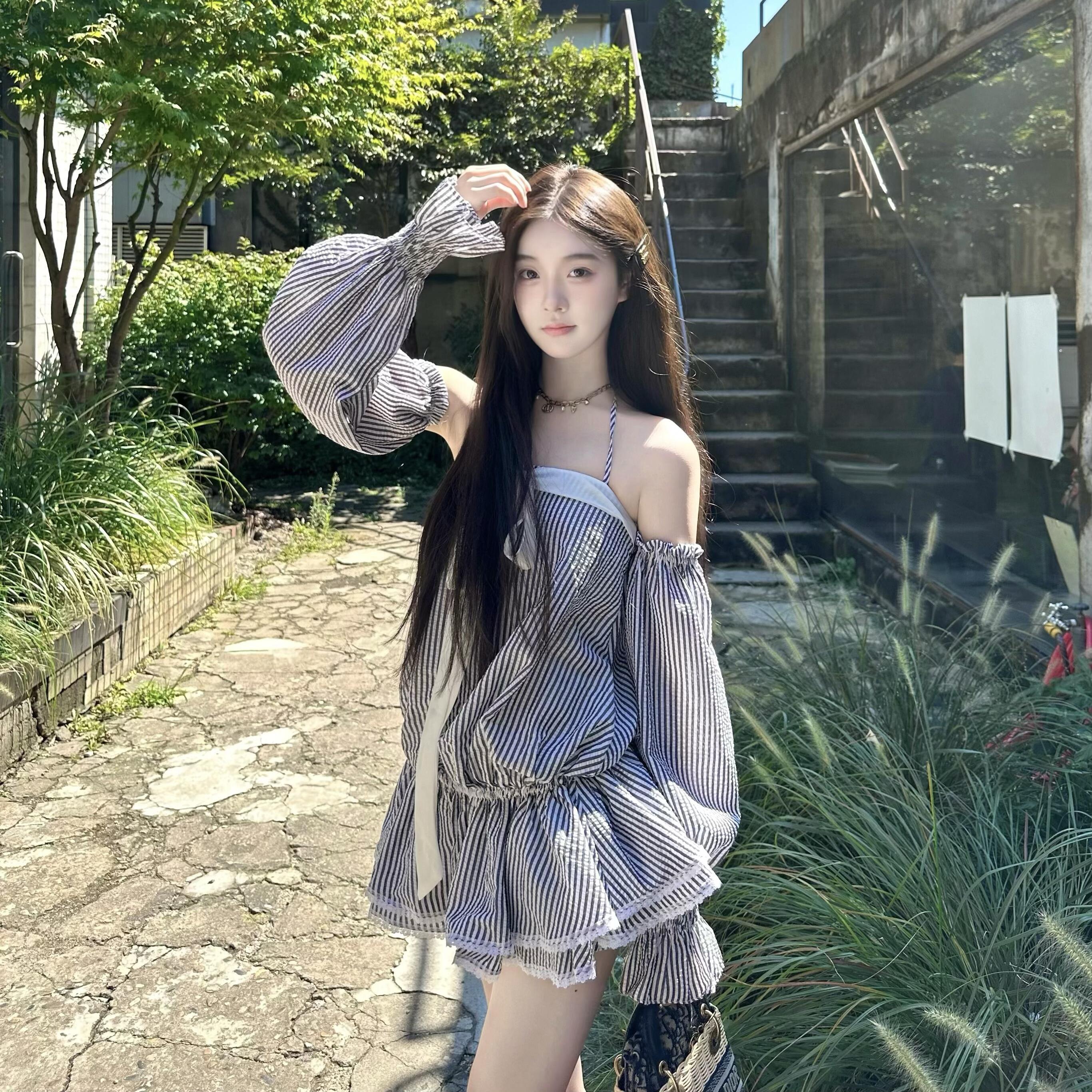 甜辣妹露肩初夏复古条纹蝴蝶结一字肩挂脖连衣裙女收腰显瘦蓬蓬裙