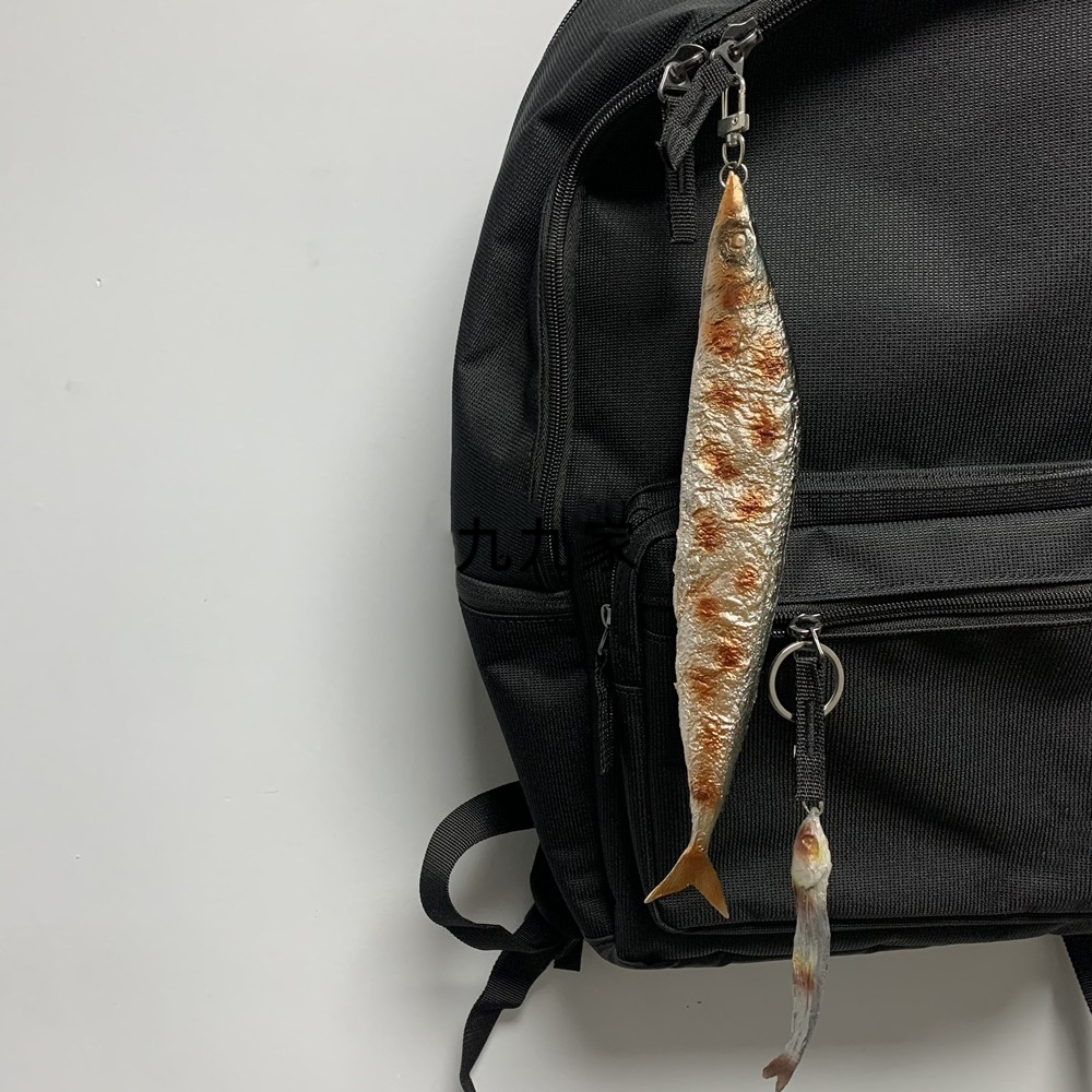一条翻身的咸鱼挂件秋刀鱼钥匙扣仿真食玩包包挂件