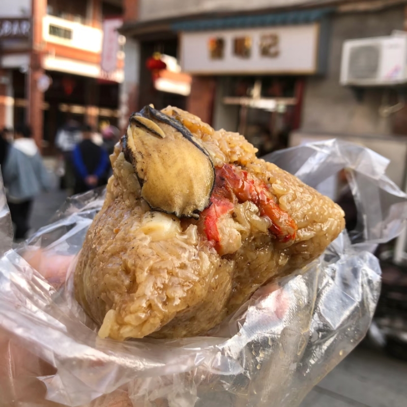 漳州古城曾明记烧肉粽子海鲜鲍鱼蛋黄新鲜板栗粽福建闽南厦门特产