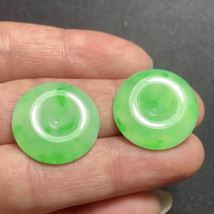 天然A货冰种冰阳绿平安扣。冰种阳绿平安扣一对。21.7*3.9mm。