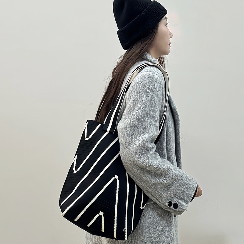 Nordic niche trendy wavy striped double-sided knitted tote bag fashionable and versatile niche casual splicing shoulder bag