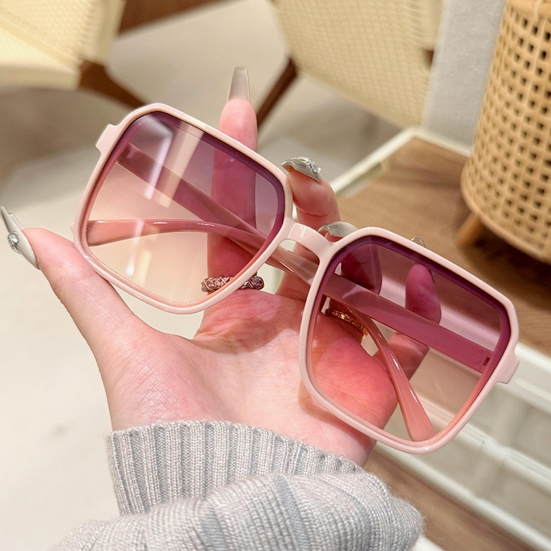 New autumn hot sunglasses fashionable women's square frame sunglasses versatile large frame anti-blue light glasses trendy