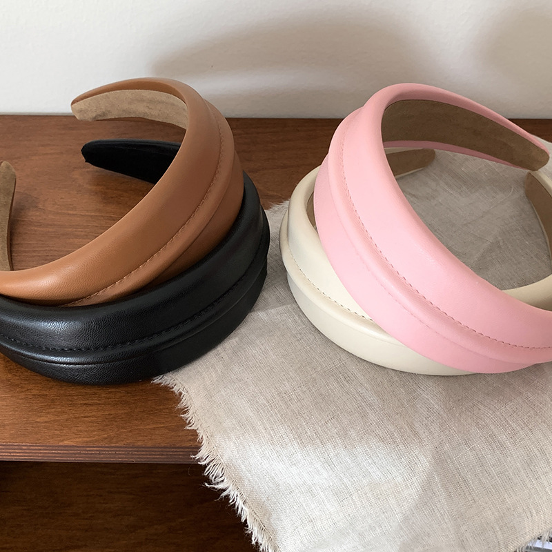 Korean high-end leather wide edge headband for women in autumn and winter, with a high cranial pressure headband and a stylish high-end hair accessory