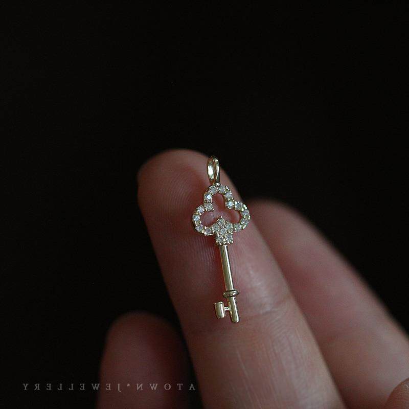 9K金 梅花形钥匙吊坠