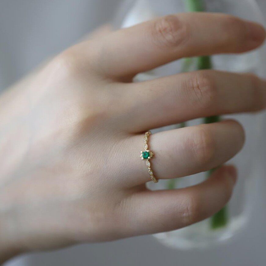 9K gold vintage emerald zircon ring