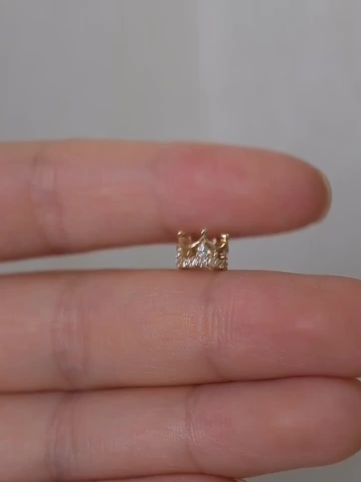 14K gold three-dimensional zircon crown pendant